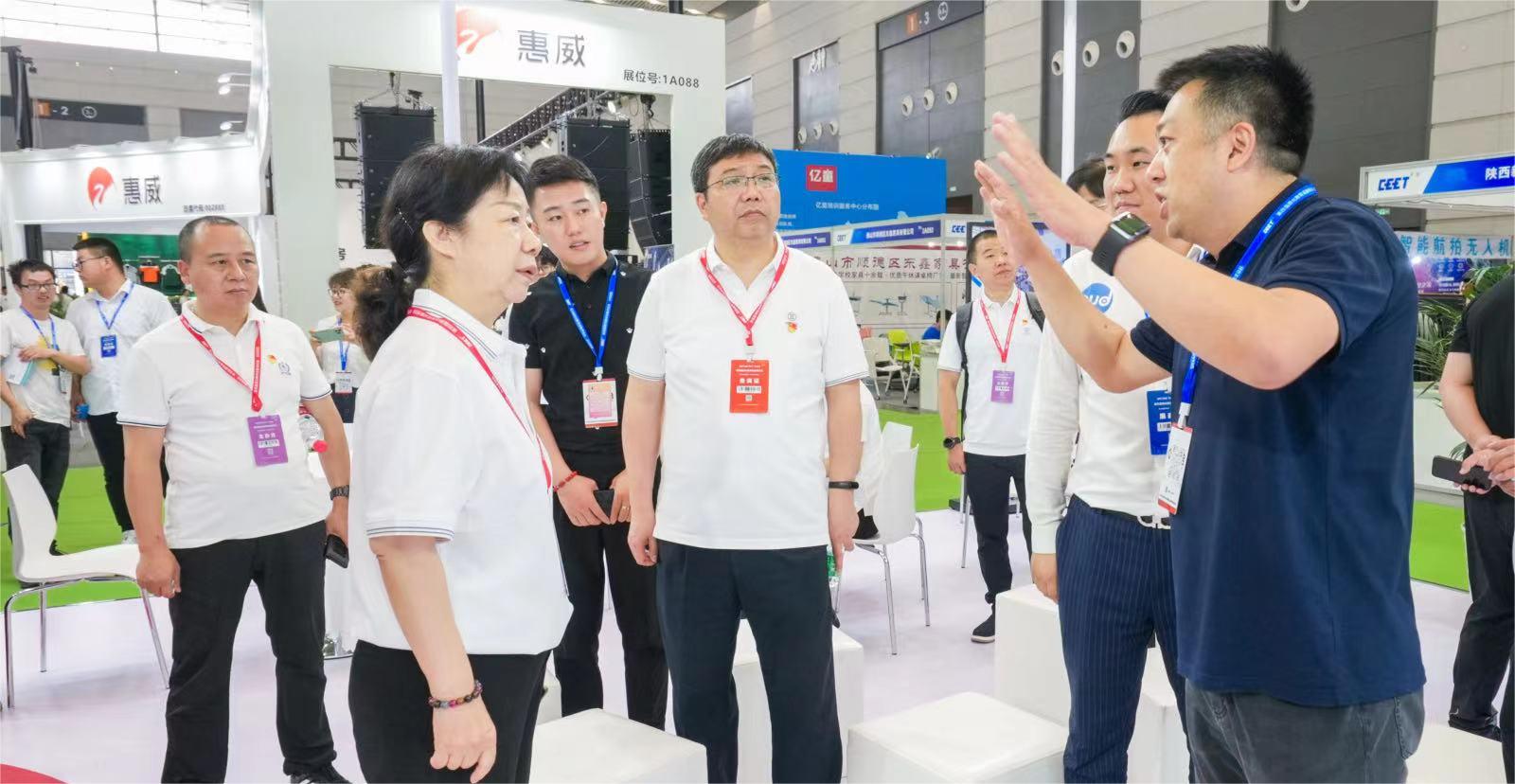 多位領導親臨清聽聲學展位，全面了解安靜操場、教學音響等教育體系產品。