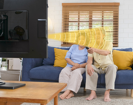 智能電視集成定向音響，個性化聽音，不干擾休息的人。